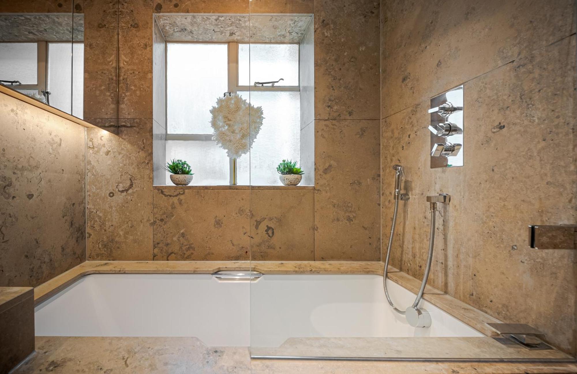 Modern Knightsbridge Apartment With Balcony Overlooking Harrods Prime Location London Kültér fotó