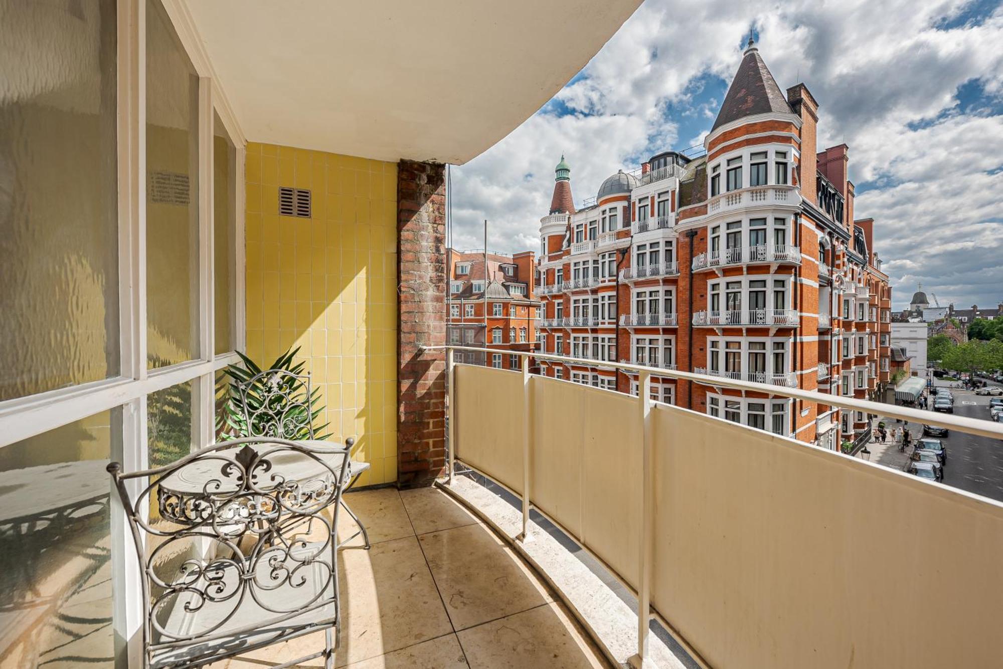 Modern Knightsbridge Apartment With Balcony Overlooking Harrods Prime Location London Kültér fotó