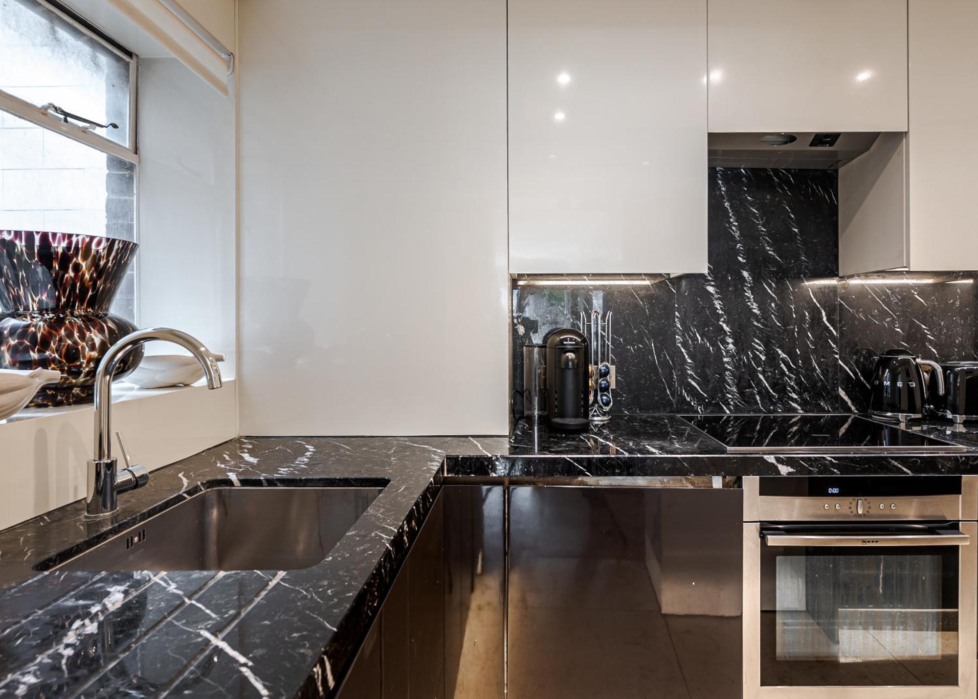 Modern Knightsbridge Apartment With Balcony Overlooking Harrods Prime Location London Kültér fotó